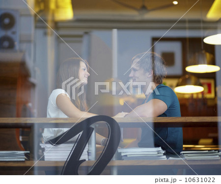 Portrait of couple talking in coffee shop 10631022