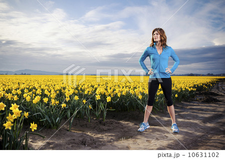 USA, Washington, Skagit Valley, Woman exercising in rural area USA, Washington, Skagit Valley, Woman exercising in rural area 10631102