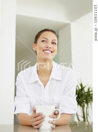 Woman drinking coffee 10631105