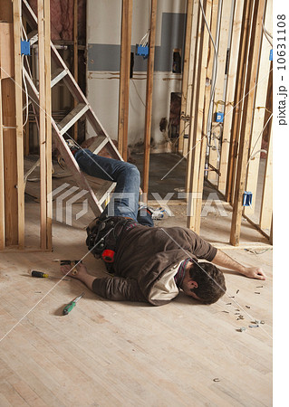 Handyman falling of ladder 10631108