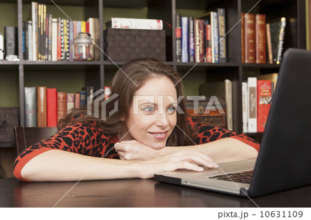 Smiling woman using laptop 10631109