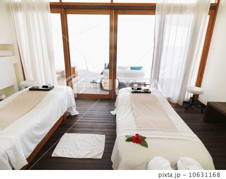 Spa treatment room 10631168