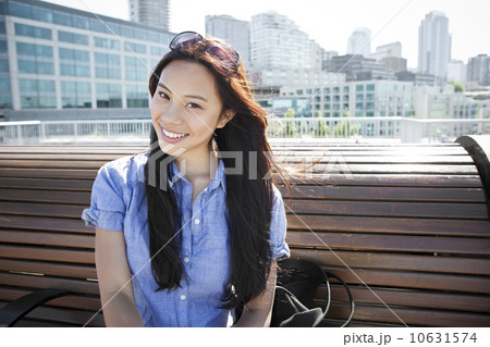 USA, Washington, Seattle, Young woman sitting on bench 10631574