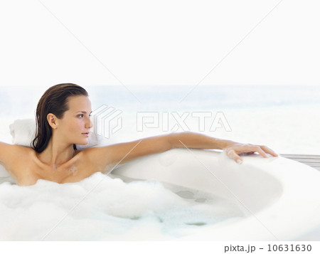 Woman relaxing in bathtub 10631630