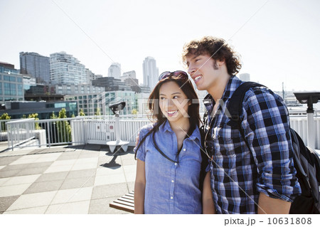 USA, Washington, Seattle, Young couple sightseeing 10631808