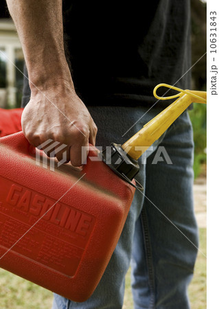 Hand holding gas can 10631843