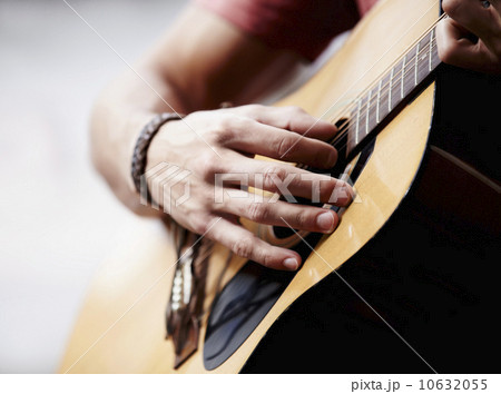 Man playing guitar, close-up 10632055