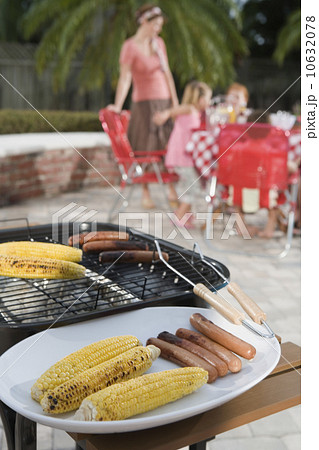 Grilled hotdogs and corn on backyard grill 10632078