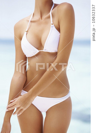 Young woman wearing bikini, mid section 10632337