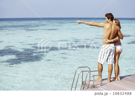 Couple at swimming pool 10632488