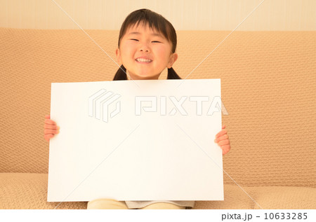メッセージボードを持つ女の子 10633285