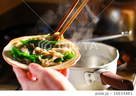 料理をする人の手 料理をする人の手 10634861