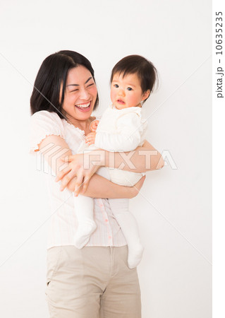 赤ちゃんを抱っこするお母さん 赤ちゃんを抱っこするお母さん 10635235