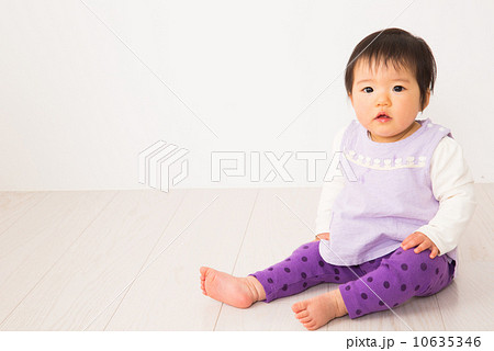 座っている赤ちゃん 座っている赤ちゃん 10635346