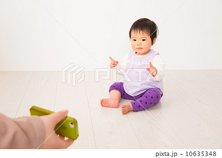 座っている赤ちゃん 10635348