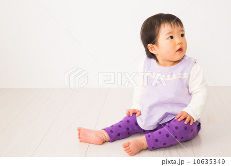 座っている赤ちゃん 座っている赤ちゃん 10635349