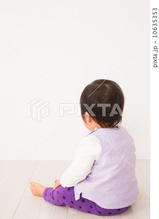 座っている赤ちゃん 座っている赤ちゃん 10635353