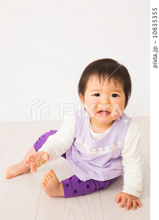 座っている赤ちゃん 座っている赤ちゃん 10635355