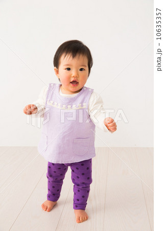 立っている赤ちゃん 立っている赤ちゃん 10635357