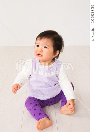 座っている赤ちゃん 座っている赤ちゃん 10635359