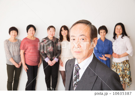 シニア男性と6人のシニア女性 10635387