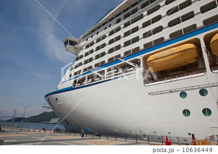 長崎港に停泊中のVoyager of the Seas　船首部分 10636449