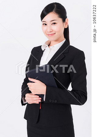 本を読む女性 10637222