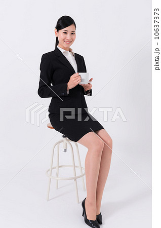 くつろぐ女性 くつろぐ女性 10637373
