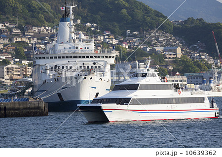 長崎港を行く高速船 10639362