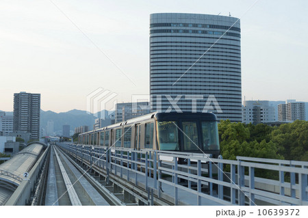 行き交うポートライナー 10639372