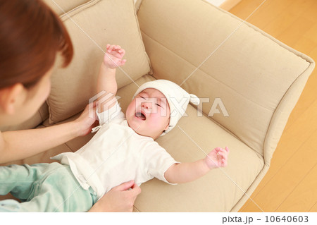ぐずる赤ちゃん 10640603