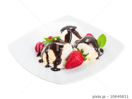 plate  of vanilla icecream close up 10640651