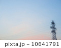 高圧電線夕暮れ 10641791