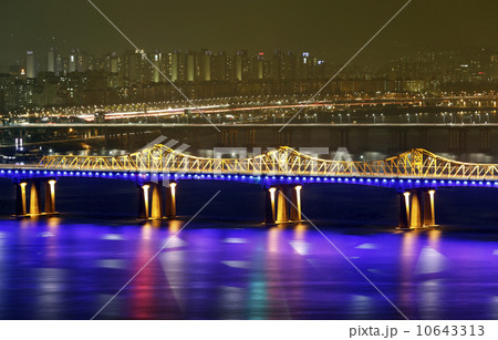 The Dongho Bridge is seen over the Han River, Seoul 10643313