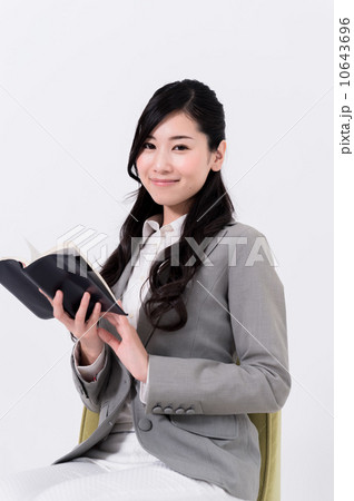 読書をする女性 10643696