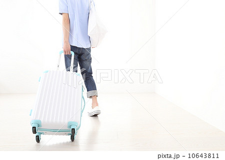 旅行する男性の足下 10643811