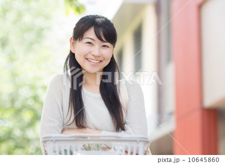 買い物する女性 10645860