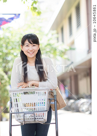 買い物する女性 買い物する女性 10645861