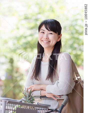 買い物する女性 10645862