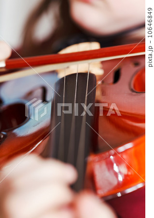 child playing violin by bow 10646849