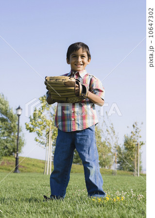 Boy wearing baseball glove 10647302