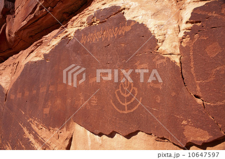 USA, Utah, Native American art on stone wall 10647597