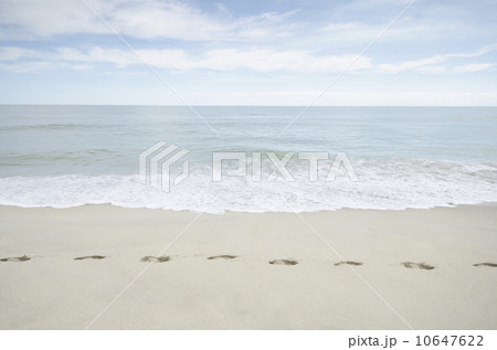 Foorprints on beach Foorprints on beach 10647622