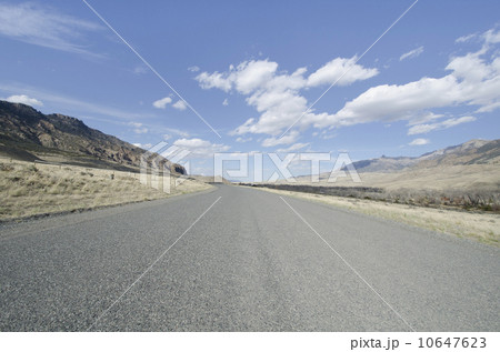 USA, Wyoming, Highway 10647623