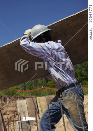 Construction worker working on construction site Construction worker working on construction site 10647771
