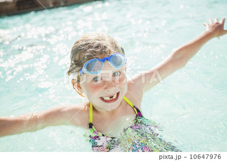 Girl (4-5) playing in swimming pool Girl (4-5) playing in swimming pool 10647976