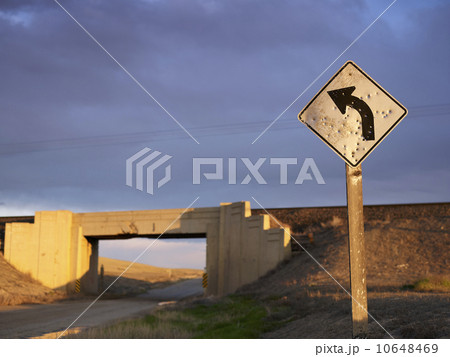 USA, Utah, Road sign and train viaduct USA, Utah, Road sign and train viaduct 10648469