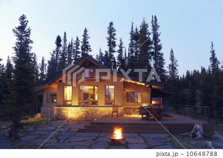 Fire pit in front of house 10648788