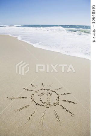 USA, Massachusetts, Sun face drawn on sandy beach  10648895