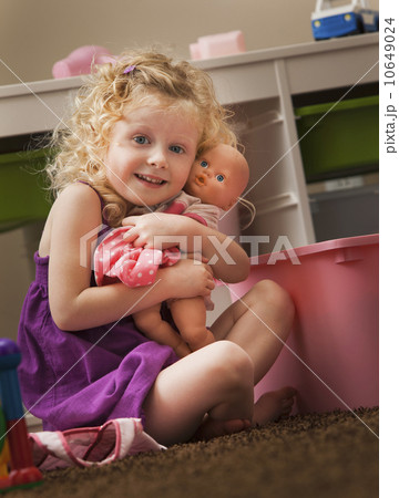 USA, Utah, Lehi, girl (2-3) hugging doll 10649024